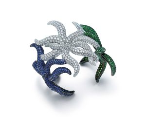 تيفاني أند كو سوار مرصع بالسافير الأزرق والماس والتزافوريت. Tiffany & Co. Cuff of round blue sapphires, diamonds and tsavorites. 