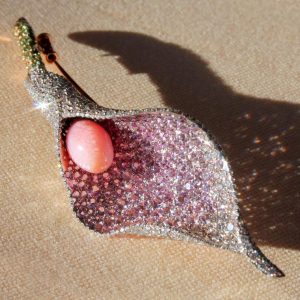 3.75 قيراط من لؤلؤ المحار تم وضعها داخل بروش على شكل صدفة Calla Lilly من AENEA مزينة بالماس الوردي، الأبيض والتسافوريت.